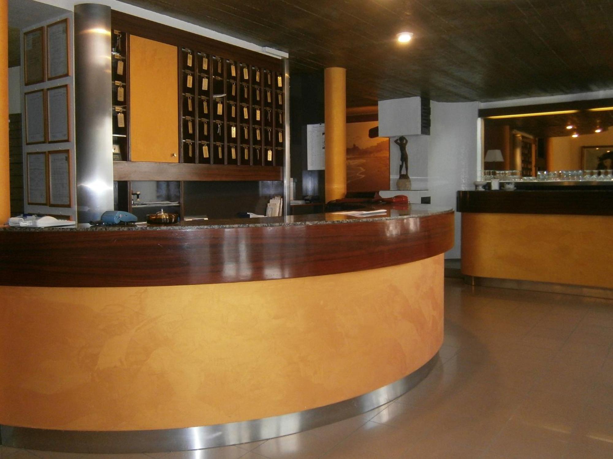 Hotel Corona Термолі Екстер'єр фото