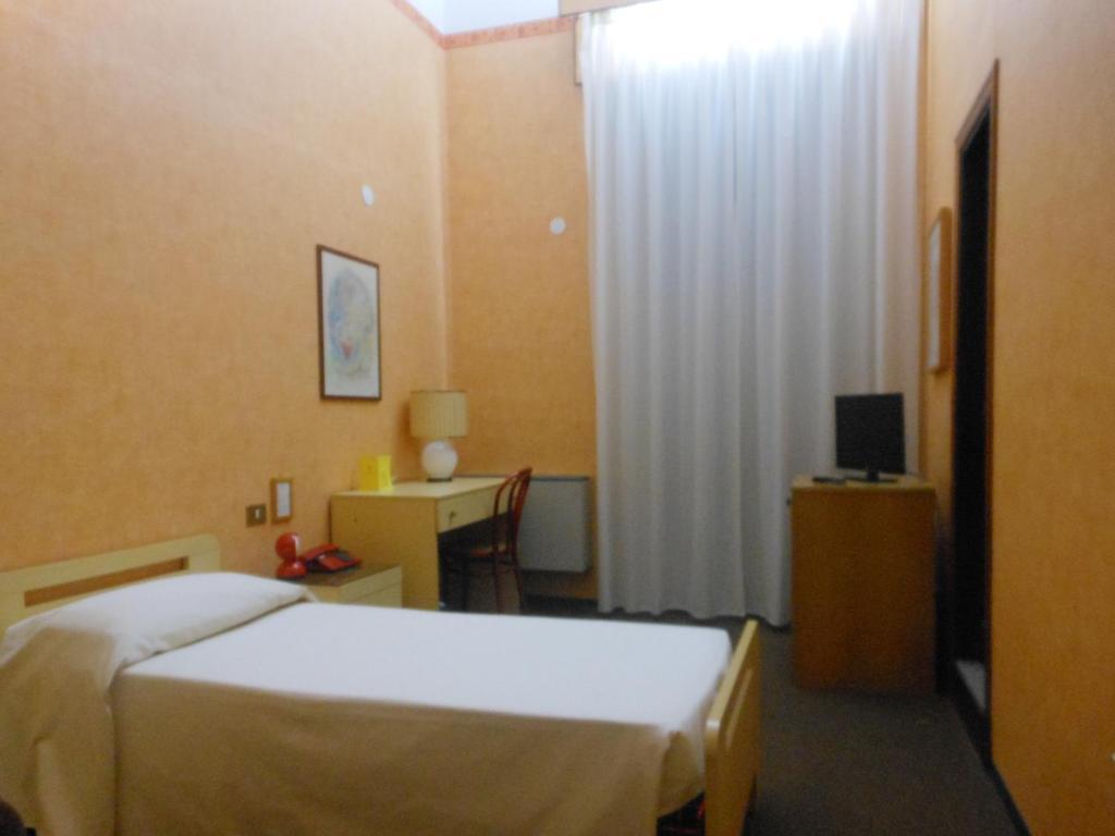 Hotel Corona Термолі Номер фото